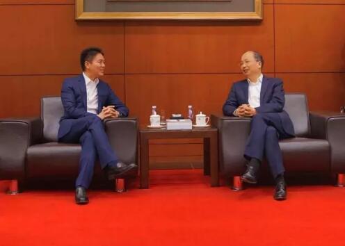 中國工商銀行董事長易會滿和京東集團(tuán)董事局主席兼首席執(zhí)行官劉強(qiáng)東見證了雙方合作協(xié)議的簽署。 