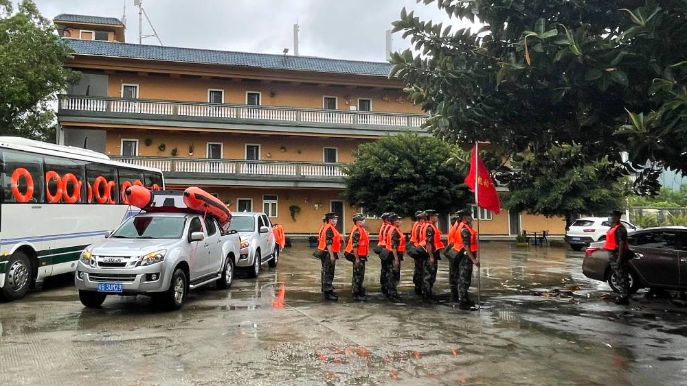 溫暖且堅定，致敬暴雨中的“守護”色！