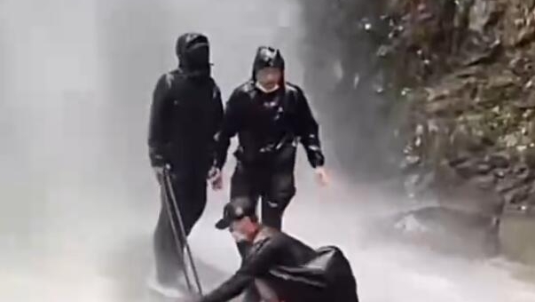 暴雨天打卡瀑布出什么片？ 警示教育片！