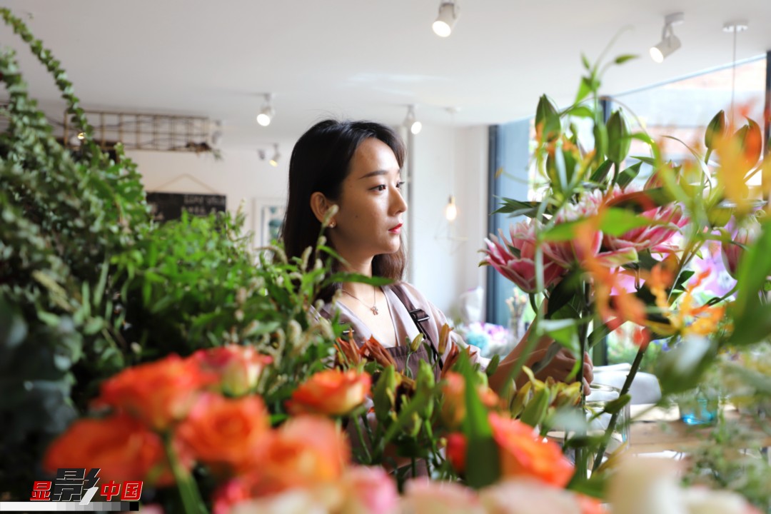 每天和花打交道是一個幸福的職業(yè)，但同時也充滿壓力和挑戰(zhàn)，“花在呈現(xiàn)給客人的那一瞬間是美好的，但前面的每一個步驟都是很辛苦的?！蓖趵桄抡f，花藝是最原始的手工藝產(chǎn)品，沒有辦法機械化、流程化和規(guī)?；?，必須要用雙手一點點地賦予其生命和美感。圖為王黎媛在挑選制作花束的鮮花。新華網(wǎng) 周亞平/攝 念新洪/文